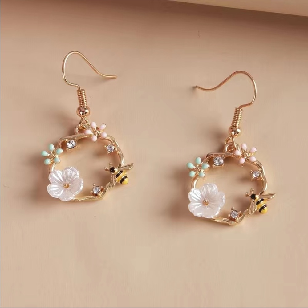 Bee and floral wreath gold tone drop earrings new w/ tags NWT earthy cottagecore